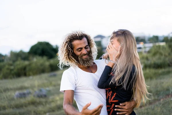 Smiling Couple Love Outdoors — Stock Photo, Image