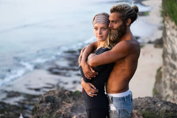 Sonriente Pareja Enamorada Aire Libre — Foto de Stock