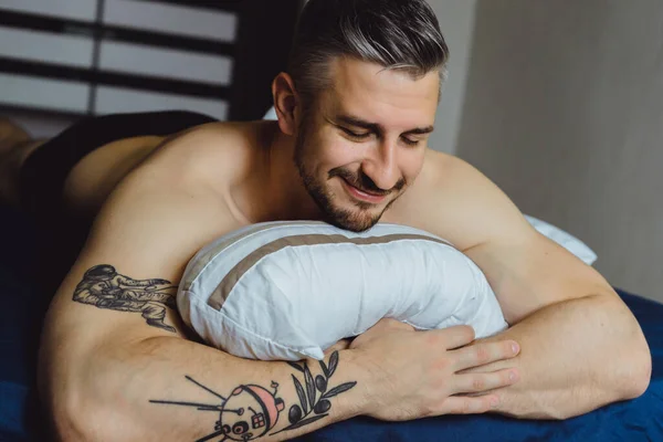 Sexy Naken Ung Mann Som Strekker Hendene Smiler Mens Han – stockfoto