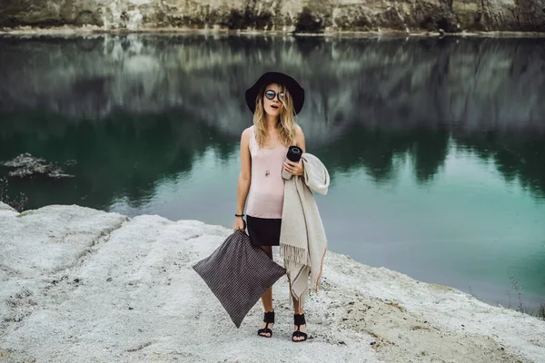 Young Woman Nature Edge Earth Lake Mountains — Stock Photo, Image