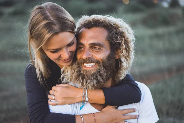 Sorrindo Casal Amor Livre — Fotografia de Stock