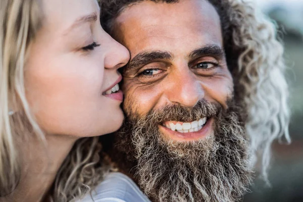 Sonriente Pareja Enamorada Aire Libre —  Fotos de Stock