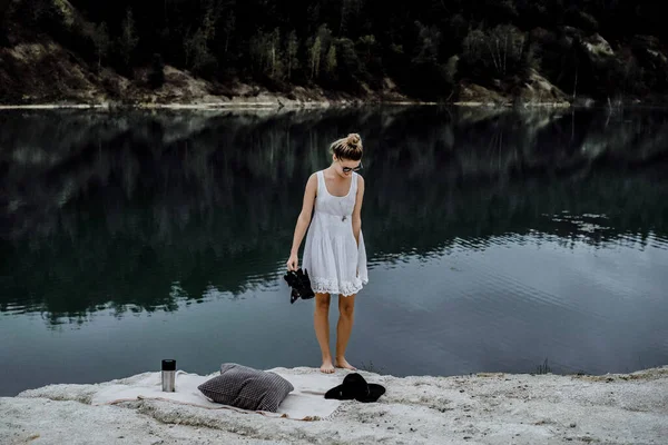 Ung Kvinna Naturen Utkanten Jorden Sjön Bergen — Stockfoto