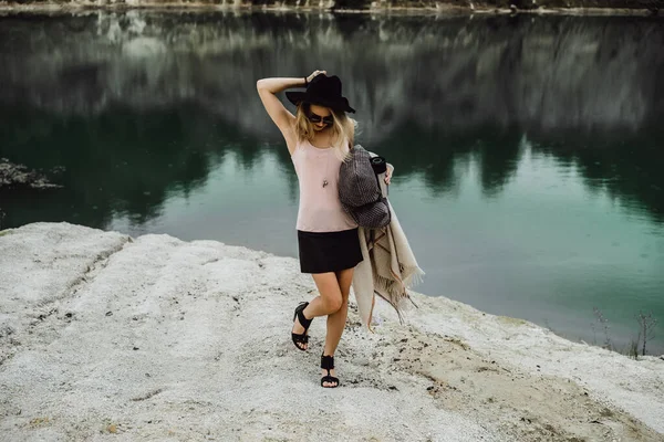 Jovem Mulher Natureza Beira Terra Lago Montanhas — Fotografia de Stock