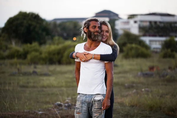 Couple Souriant Amoureux Plein Air — Photo