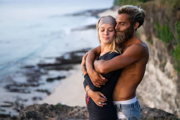 Sonriente Pareja Enamorada Aire Libre — Foto de Stock