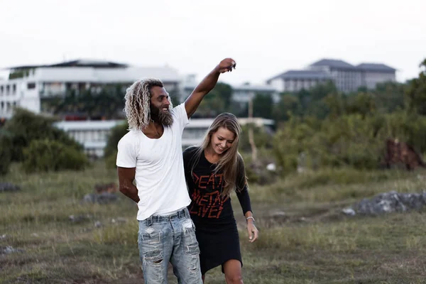 Sorrindo Casal Amor Livre — Fotografia de Stock