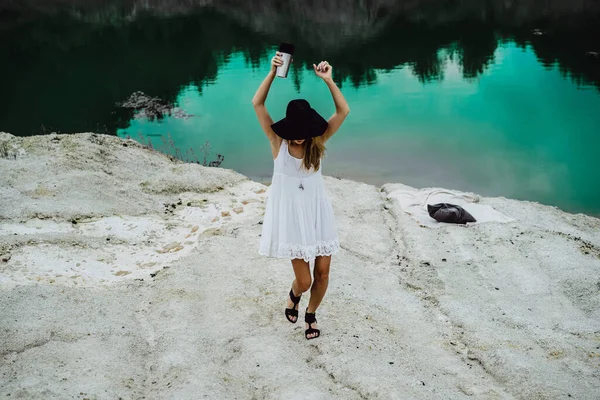 Dünyanın Kıyısındaki Doğada Yaşayan Genç Bir Kadın Göl Dağlar — Stok fotoğraf