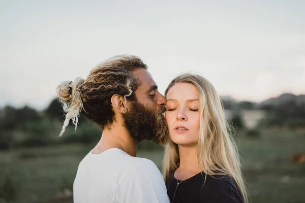 Sorrindo Casal Amor Livre — Fotografia de Stock