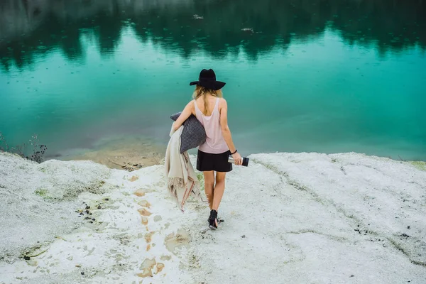 Jovem Mulher Natureza Beira Terra Lago Montanhas — Fotografia de Stock