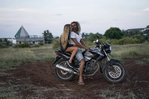 Sonriente Pareja Enamorada Aire Libre —  Fotos de Stock