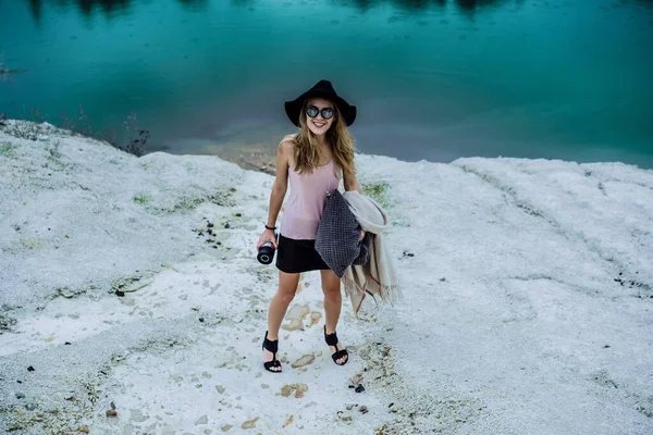 Jovem Mulher Natureza Beira Terra Lago Montanhas — Fotografia de Stock