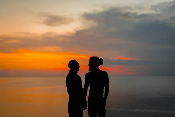 Ζευγάρι Ερωτευμένο Ηλιοβασίλεμα Στον Ωκεανό Μεικτό Ζευγάρι — Φωτογραφία Αρχείου