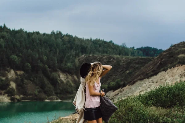 Молода Жінка Природі Краю Землі Озеро Гори — стокове фото