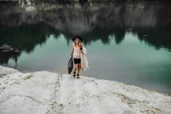 Giovane Donna Sulla Natura Margini Della Terra Lago Montagne — Foto Stock