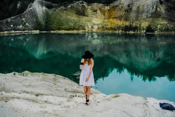 Młoda Kobieta Łonie Natury Krańcu Świata Jezioro Góry — Zdjęcie stockowe
