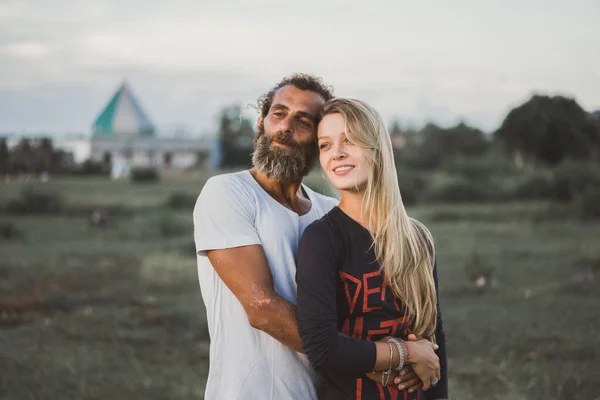 Couple Souriant Amoureux Plein Air — Photo