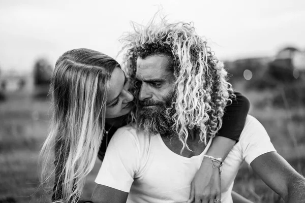 Smiling Couple Love Outdoors — Stock Photo, Image