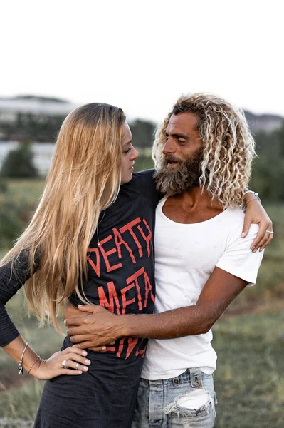 Sorrindo Casal Amor Livre — Fotografia de Stock