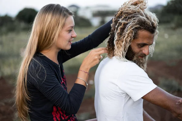 Couple Souriant Amoureux Plein Air — Photo