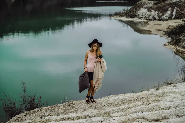 Jeune Femme Sur Nature Bord Terre Lac Montagnes — Photo