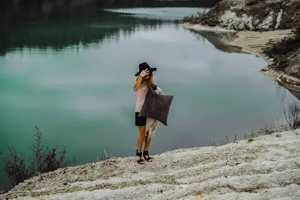 Jeune Femme Sur Nature Bord Terre Lac Montagnes — Photo