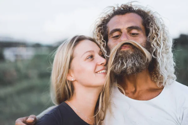 Sorrindo Casal Amor Livre — Fotografia de Stock