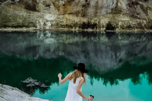 Mladá Žena Přírodě Okraji Země Jezero Hory — Stock fotografie