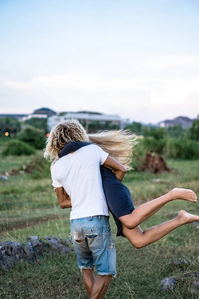 Sonriente Pareja Enamorada Aire Libre —  Fotos de Stock