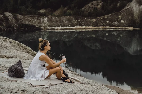 Jeune Femme Sur Nature Bord Terre Lac Montagnes — Photo