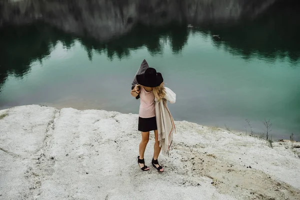 Dünyanın Kıyısındaki Doğada Yaşayan Genç Bir Kadın Göl Dağlar — Stok fotoğraf