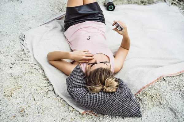 Een Jonge Vrouw Natuur Aan Rand Van Aarde Gebruikt Een — Stockfoto