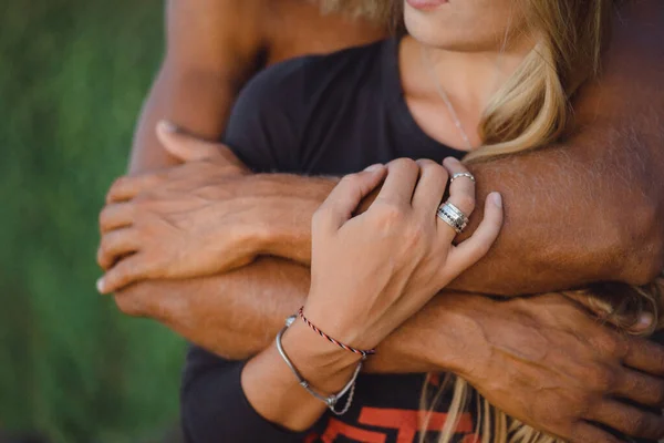 Couple Souriant Amoureux Plein Air — Photo