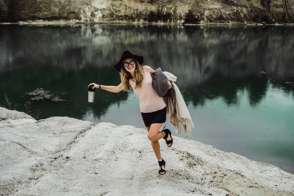 Giovane Donna Sulla Natura Margini Della Terra Lago Montagne — Foto Stock