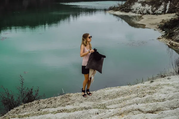 Jeune Femme Sur Nature Bord Terre Lac Montagnes — Photo
