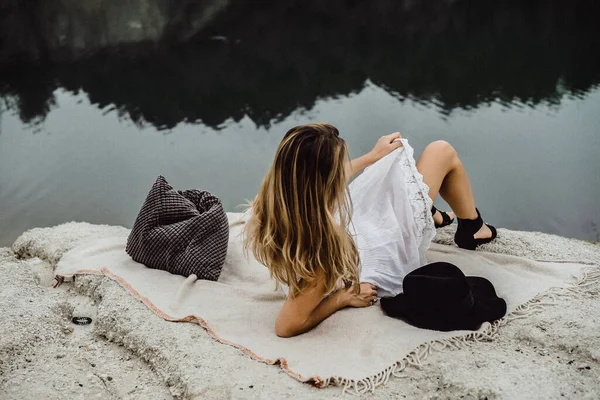 Jeune Femme Sur Nature Bord Terre Lac Montagnes — Photo