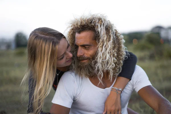 Sorrindo Casal Amor Livre — Fotografia de Stock