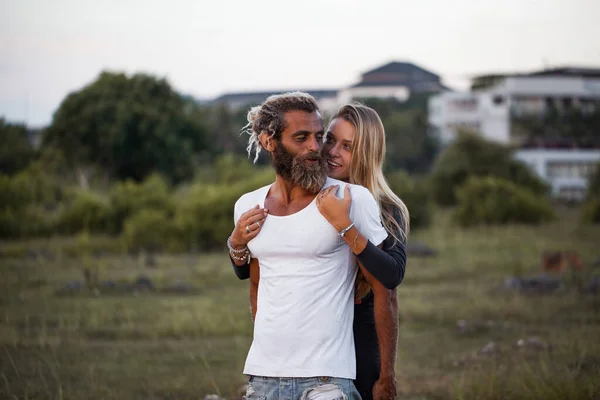 Sorrindo Casal Amor Livre — Fotografia de Stock