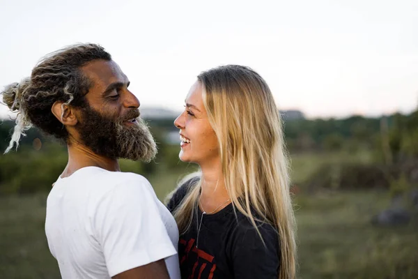 Sonriente Pareja Enamorada Aire Libre —  Fotos de Stock