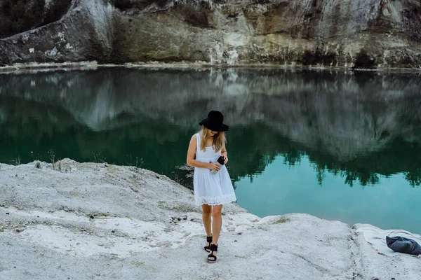 Jovem Mulher Natureza Beira Terra Lago Montanhas — Fotografia de Stock