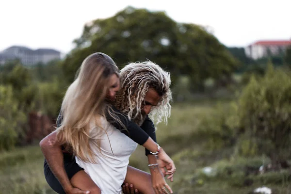 Sonriente Pareja Enamorada Aire Libre — Foto de Stock