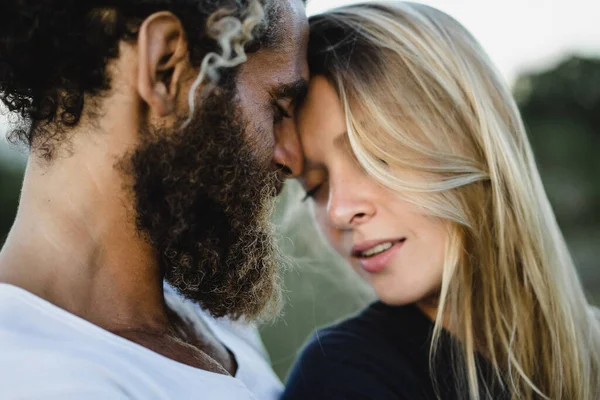 Sonriente Pareja Enamorada Aire Libre — Foto de Stock