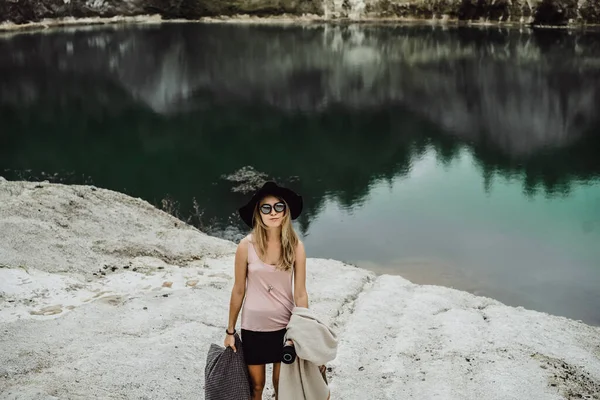 Jovem Mulher Natureza Beira Terra Lago Montanhas — Fotografia de Stock