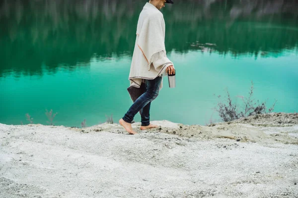 Jonge Man Natuur Aan Rand Van Aarde Meer Bergen — Stockfoto