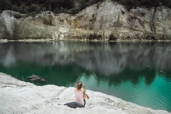 Jovem Mulher Natureza Beira Terra Lago Montanhas — Fotografia de Stock