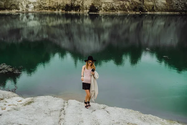 Jovem Mulher Natureza Beira Terra Lago Montanhas — Fotografia de Stock