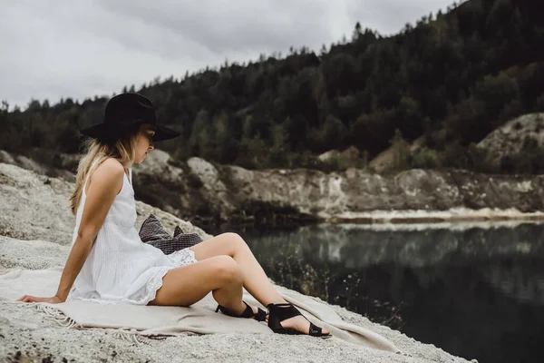 Jovem Mulher Natureza Beira Terra Lago Montanhas — Fotografia de Stock