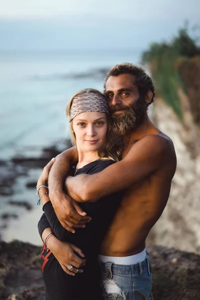 Couple Souriant Amoureux Plein Air — Photo