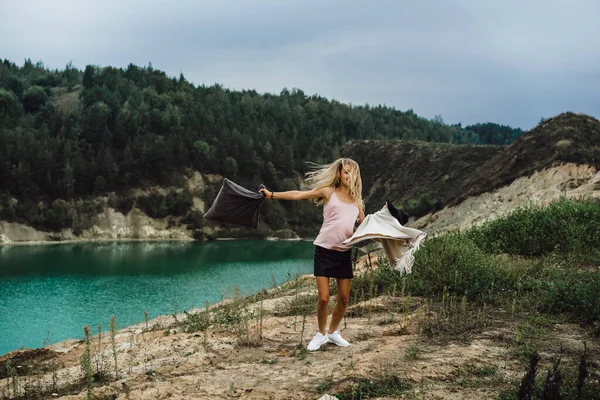 Mladá Žena Přírodě Okraji Země Jezero Hory — Stock fotografie