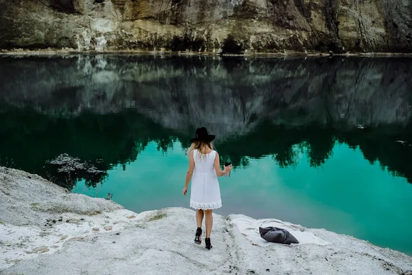 Jovem Mulher Natureza Beira Terra Lago Montanhas — Fotografia de Stock